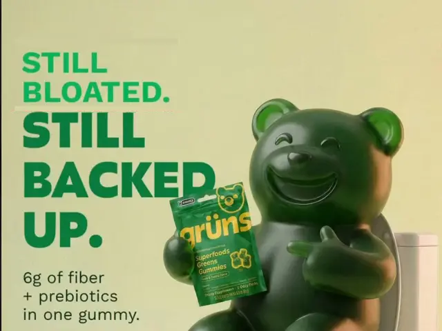 grüns reklamı: klozet üstünde dev yeşil ayıcık ve STILL BLOATED. STILL BACKED UP. başlığı