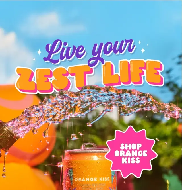 Alani Nu Live your Zest Life statik reklamı: portakal, kutu ve Shop Orange Kiss rozeti