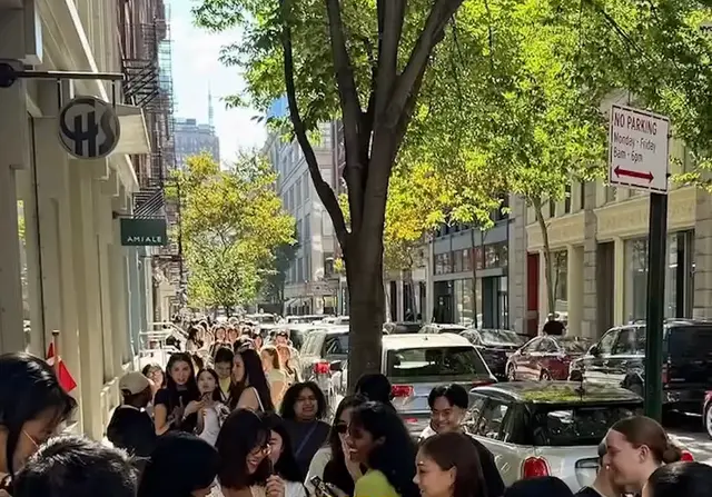 New York'ta bir sokakta, Nami pop-up'ına giren uzun kuyruk
