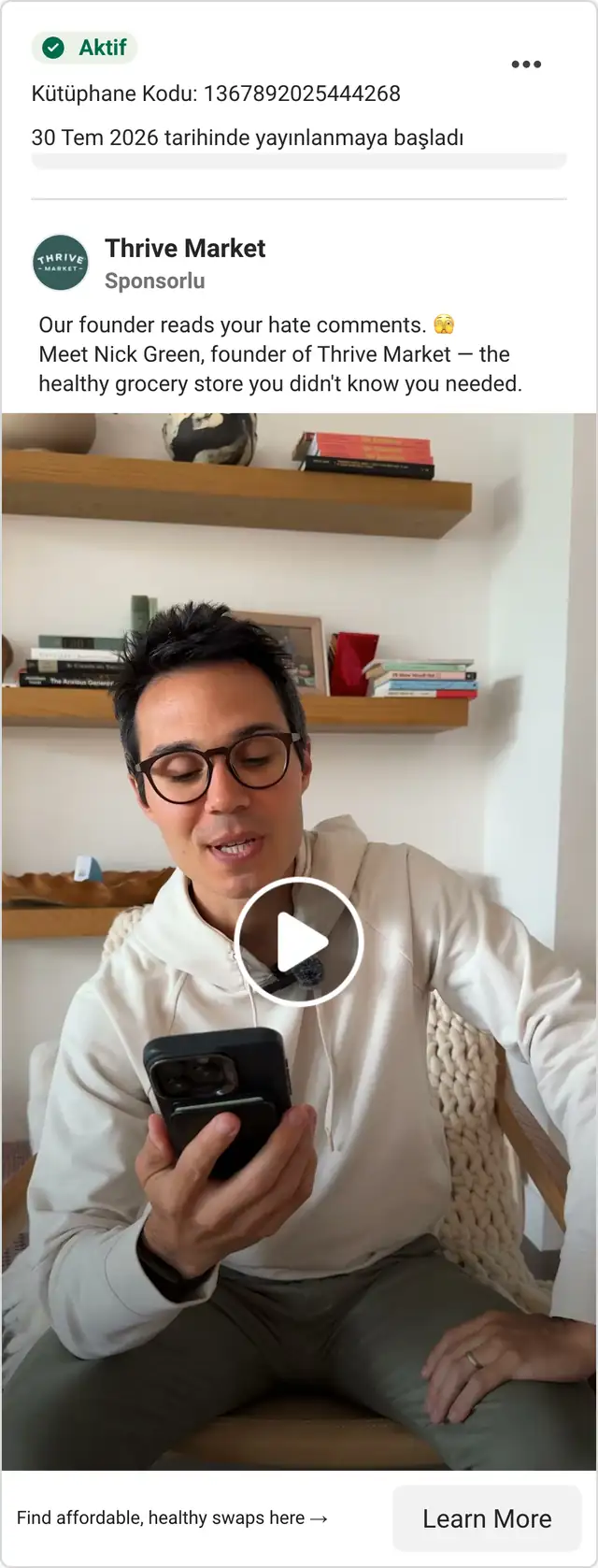 Meta Ad Library, aktif reklam: Thrive Market, Sponsorlu. Metin: Our founder reads your hate comments. Meet Nick Green, founder of Thrive Market. Görsel: kurucu koltukta oturmuş, telefondan yorumları okuyor