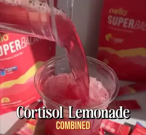 nello SuperBalance kutularının önünde bardağa kırmızı içecek dökülüyor, Cortisol Lemonade yazısı